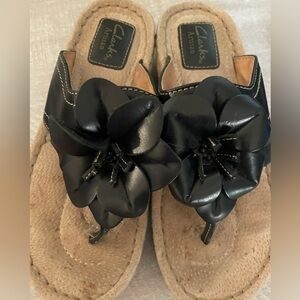 Clarks B.o.c Womens 6M Black Leather Floral Sandals Flats Flip Flops Shoes